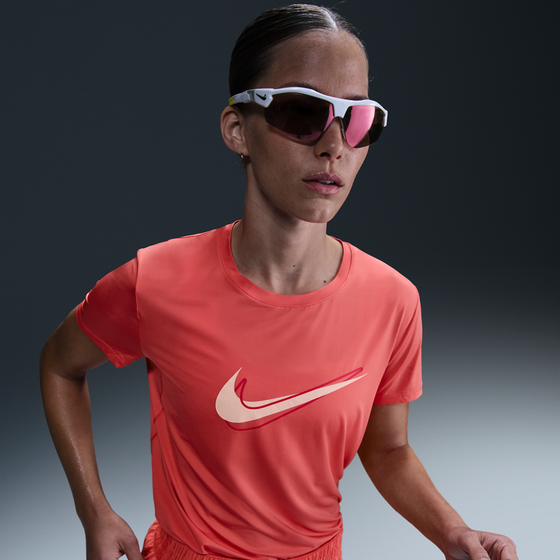 Playera de correr de manga corta Dri-FIT para mujer Nike One Swoosh